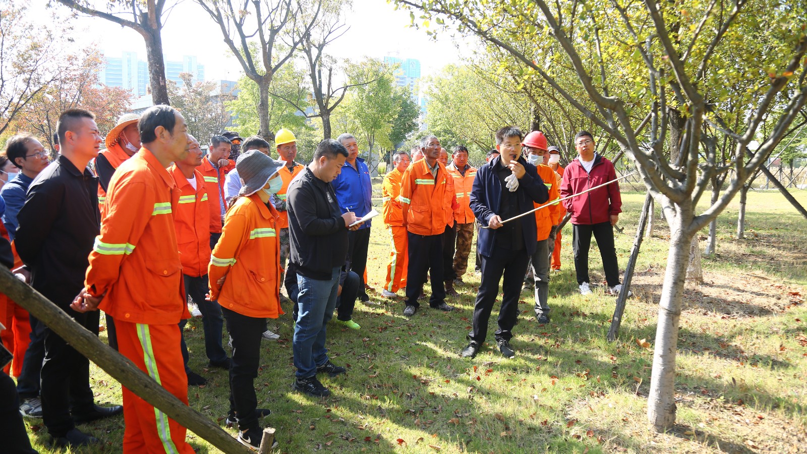 1715231044472 臺(tái)北投資公司開(kāi)展冬季花灌木養(yǎng)護(hù)修剪技能培訓(xùn)2